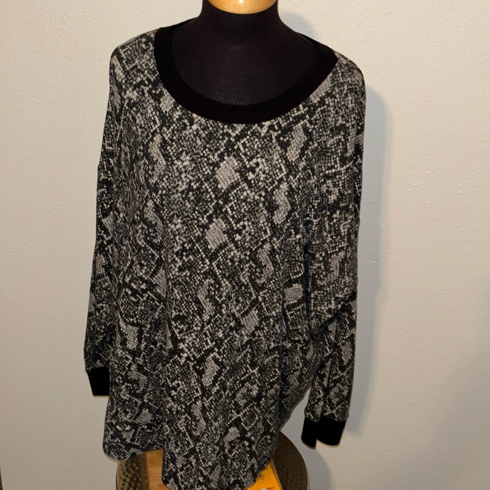 Michael Michael Kors Snakeskin Pullover Top with a Kangaroo Pocket size 3X